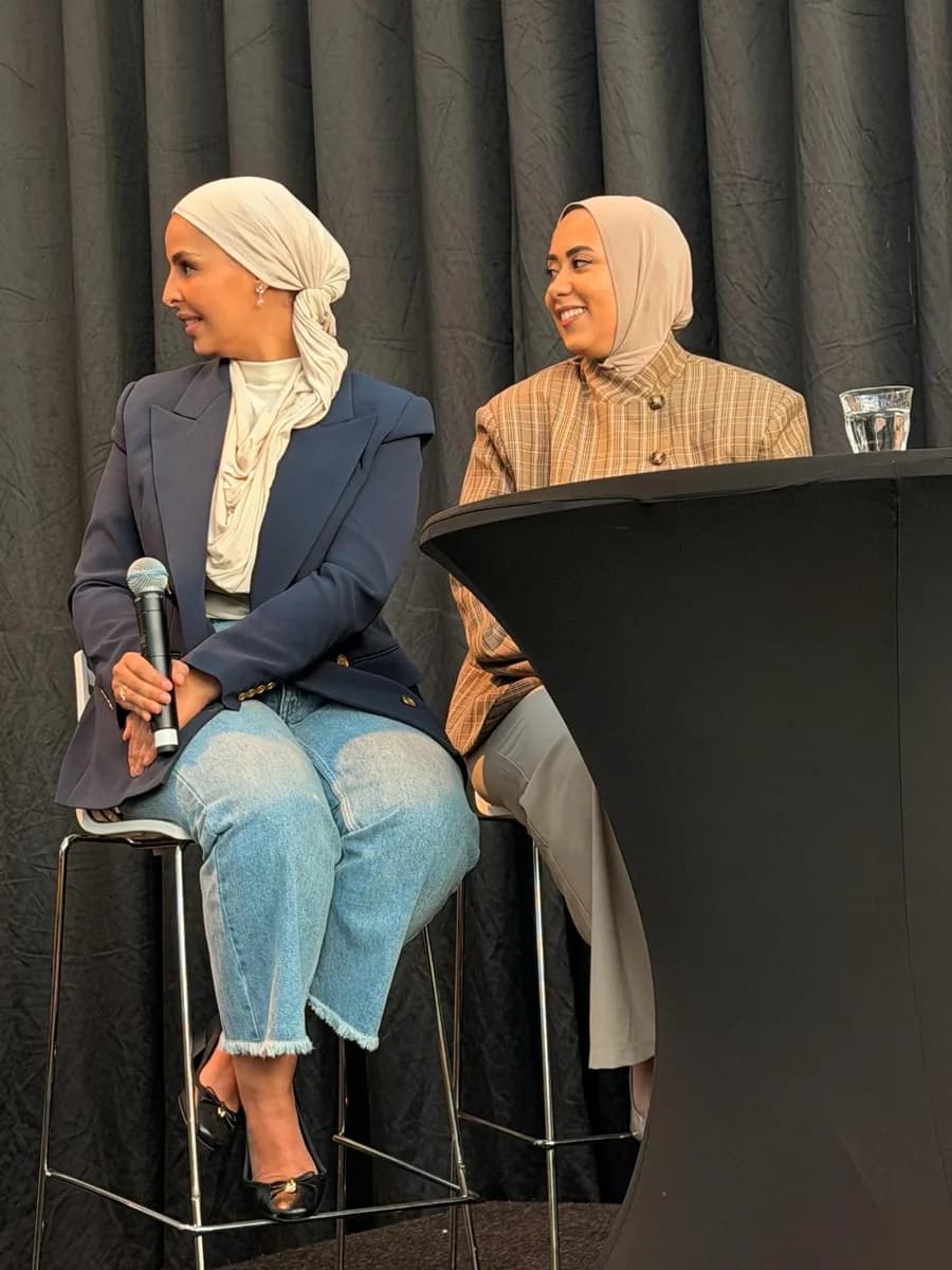Lamyae en Meriam tijdens een gesprek op het podium